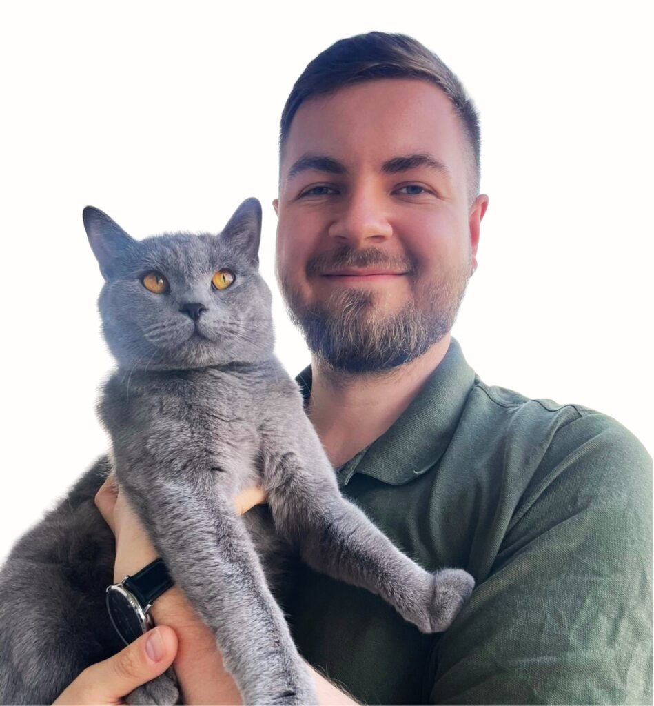 Koci behawiorysta Wrocław Oliwier Kalarus z kotem